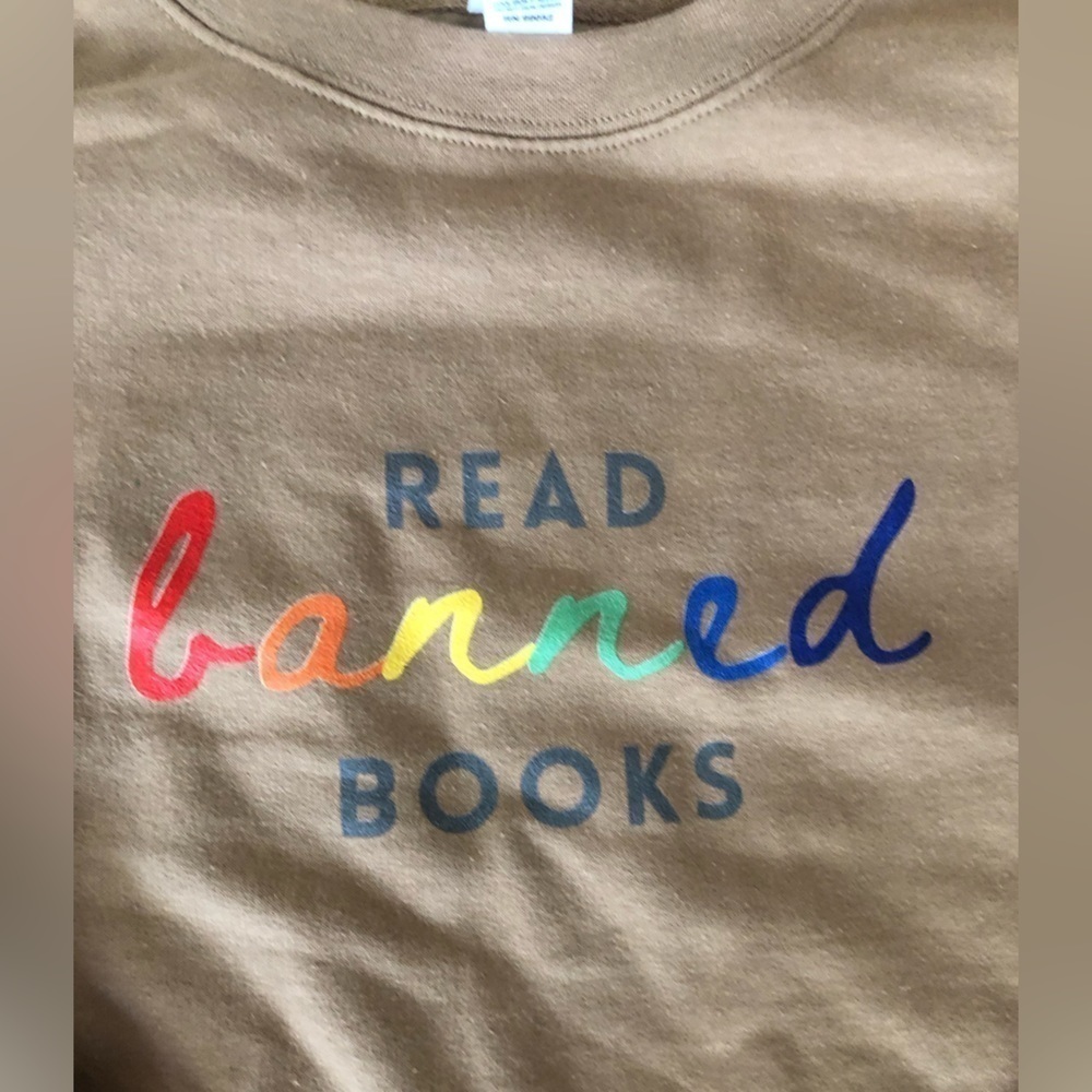 New Custom ‘Read Banned Books’ Sweatshirt Adult Sz Medium. - Picture 3 of 4
